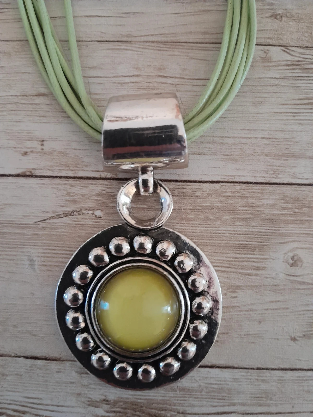 Hangende ketting in bohemien en etnisch chique stijl, lichtgroen – photo 2